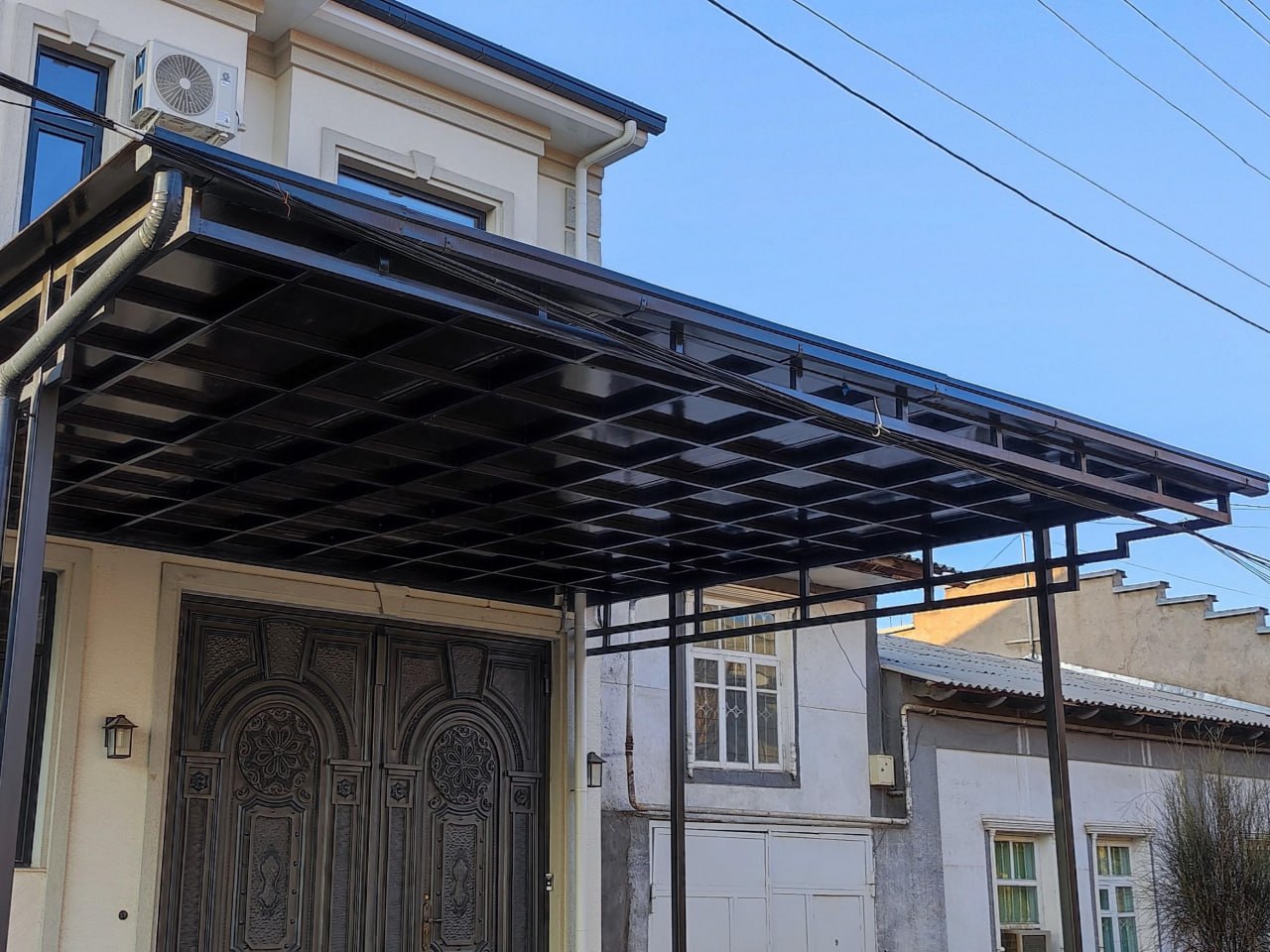 Copertină metalică intrare